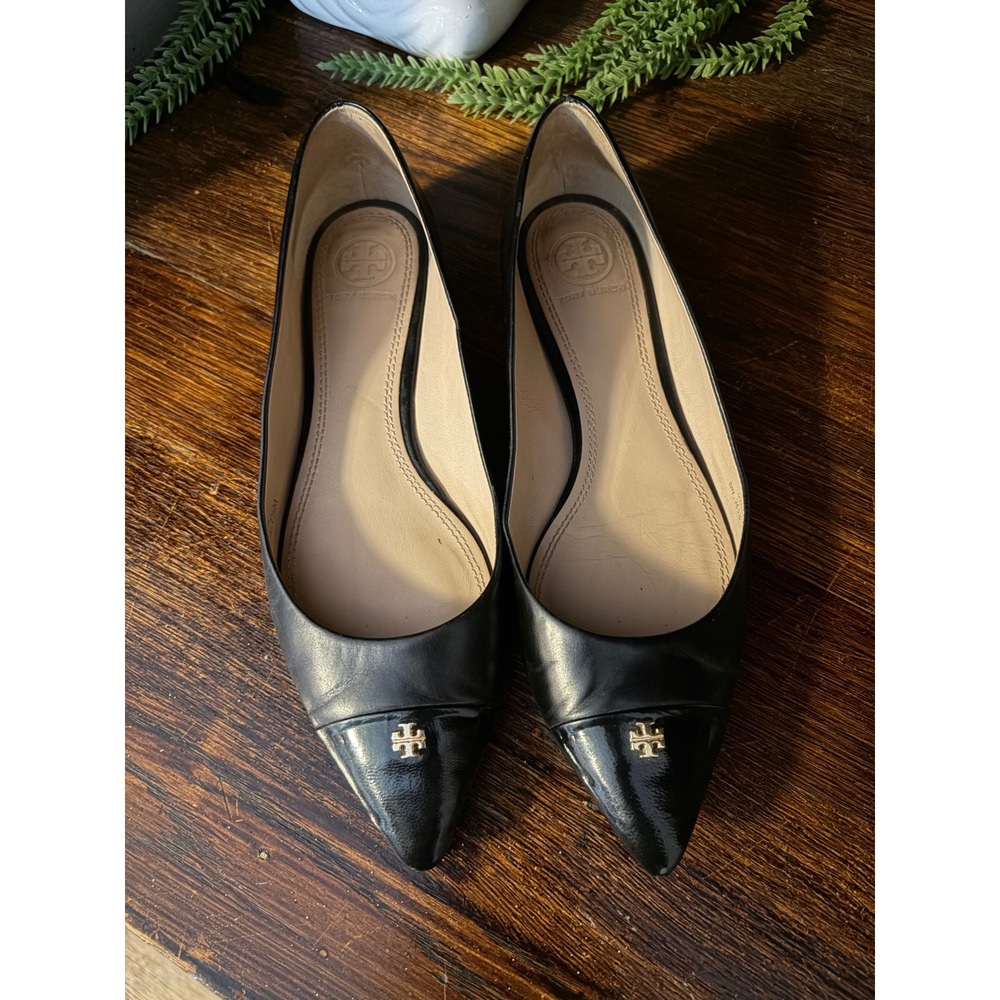 Tory Burch Gigi Pointed Toe Cap Toe Black Leather Flats Gold Logo Size 7.5M